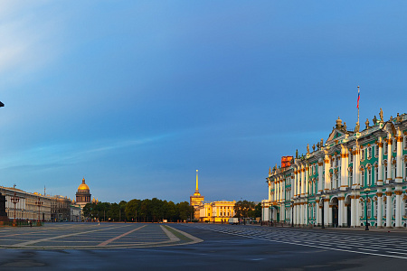 Дворцовая площадь — главная площадь в Санкт-Петербурге.